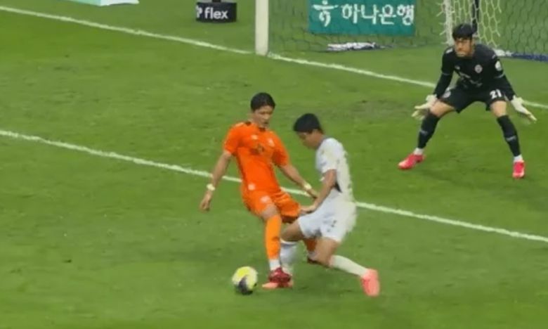 전북 전진우(가운데)가 제주 선수에게 발을 밟혔지만, 주심은 페널티킥 선언은커녕 VAR도 보지 않았다. [사진 쿠팡플레이 캡처]