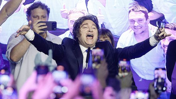 하비에르 밀레이 아르헨티나 대통령이 26일(현지시간) 아르헨티나 부에노스아이레스에서 선거 결과를 접한 후 승리를 만끽하고 있다. EPA=연합뉴스