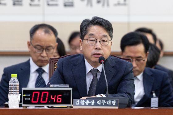 윤영미 대검찰청 문서감정실장이 27일 서울 여의도 국회에서 열린 법제사법위원회 대검찰청 등에 대한 국정감사에 출석해 의원 질의에 답변하고 있다. 뉴스1