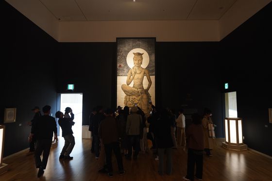 남은 하체만 4m에 달하는 보물 봉화 북지리 석조반가상의 훼손된 상체를 화가 박대성이 상상으로 완성했다. [사진 예술경영지원센터]