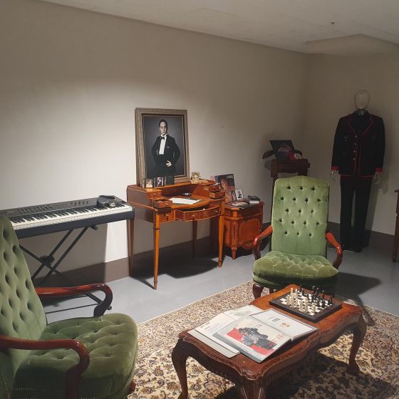 지난해 10월27일 인천 영종도 인스파이어 아레나에서 열린 신해철 10주기 헌정 콘서트 '마왕 10th : 고스트 스테이지' 공연장에 신해철의 작업실이 재현돼 있다. 연합뉴스