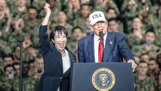 도널드 트럼프 미국 대통령과 28일 미 대통령 전용 헬기인 마린원으로 요코스카 미 해군기지에 도착한 다카이치 사나에 일본 총리가 대화를 나누고 있다. AFP=연합뉴스