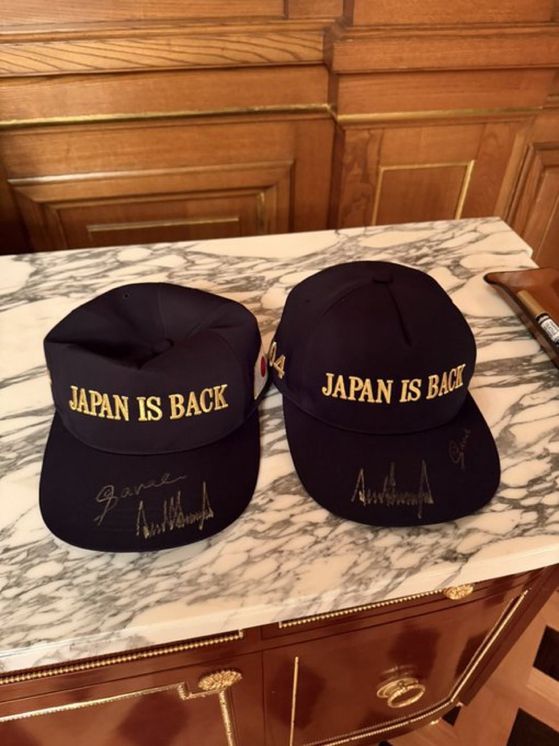 재팬이즈백(일본이 돌아왔다)는 아베 신조 전 총리가 사용하던 문구를 새긴 모자. 아베 전 총리가 사용하던 골프채를 다카이치 사나에 일본 총리가 트럼프 대통령에게 설명하고 있다. 백악관 X 캡처