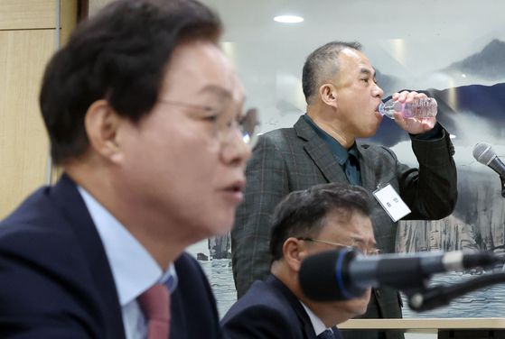 정치 브로커 명태균 씨가 28일 오전 경남도청에서 열린 국회 행정안전위원회 경남도청 국감에서 증인으로 나와 답변을 마치고 물을 마시고 있다. 왼쪽은 박완수 경남지사. 연합뉴스