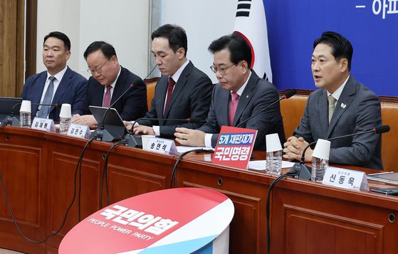 이날 장동혁 국민의힘 대표(오른쪽)가 최고위원회의에서 발언하고 있다. 임현동 기자