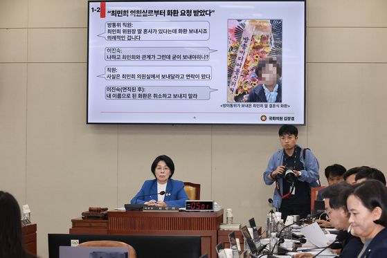 23일 국회 과학기술정보방송통신위원회에서 열린 한국방송공사(KBS), 한국교육방송공사(EBS) 등에 대한 국정감사에서 국민의힘 김장겸 의원이 국감 기간 중 있었던 최민희 위원장의 자녀 결혼식 문제와 관련해 질의하고 있다. 임현동 기자