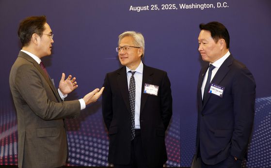 이재용 삼성전자 회장, 최태원 SK그룹 회장, 젠슨황 엔비디아 CEO가 지난 8월 25일(현지시간) 미국 워싱턴DC 윌라드 호텔에서 열린 한미 비즈니스 라운드 테이블에서 대화하고 있다. 대통령실사진기자단