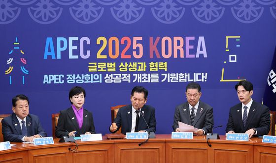 우원식 국회의장(앞줄 왼쪽 두 번째부터), 더불어민주당 정청래 대표, 국민의힘 장동혁 대표, 조국혁신당 조국 비상대책위원장 등이 29일 서울 광화문광장에서 열린 10.29 이태원 참사 3주기 기억식에서 추모 묵념을 하고 있다. [연합뉴스]