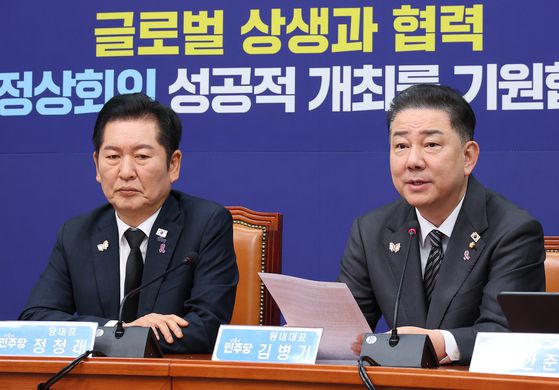 문호철 국민의힘 미디어특위 수석 부위원장(오른족)이 29일 오전 국회 의원회관 더불어민주당 을지로위원회에 '최민희 국회 과학기술정보방송통신 위원장 갑질 의혹' 관련 신고를 하기위해 문을 두드리고 있다. 임현동 기자