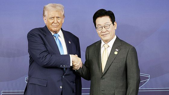 이재명 대통령과 도널드 트럼프 미국 대통령이 29일 경북 경주박물관에서 가진 한미 정상회담에서 기념 사진을 촬영하고 있다. 2025.10.29 대통령실사진기자단