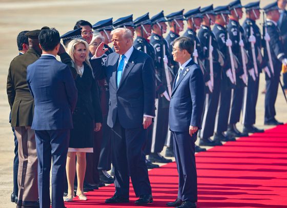 경주 APEC을 계기로 국빈 방한하는 도널드 트럼프 미국 대통령이 29일 부산 김해국제공항에 도착해 강경화 주미한국대사, 조현 외교부 장관 등과 인사하고 있다. 연합뉴스