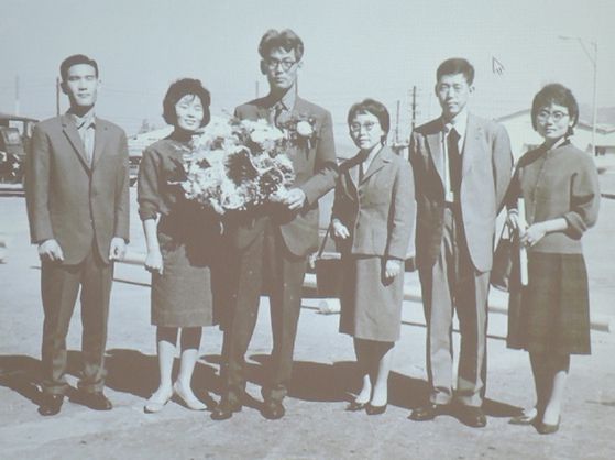 1963년 가족들의 배웅 속에 상파울루 비엔날레 참석을 위해 떠나는 김환기(가운데 꽃다발을 든 이). 김환기의 오른쪽으로 부인 김향안, 맏사위이자 제자 윤형근, 맏딸 김영숙. 사진 국립현대미술관