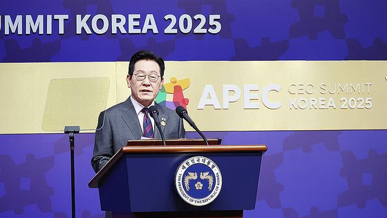 29일 경북 경주예술의전당에서 열린 'APEC CEO(최고경영자) 서밋'에서 참석자들이 박수로 이재명 대통령을 맞이하고 있다.   앞줄 왼쪽부터 이형희 SK수펙스 위원장, 정용진 신세계그룹 회장, 정기선 HD현대 회장, 신동빈 롯데그룹 회장, 정의선 현대차그룹 회장, 최태원 대한상공회의소 회장 겸 SK그룹 회장, 이재용 삼성전자 회장, 구광모 LG그룹 회장, 장인화 포스코홀딩스 회장, 허태수 GS그룹 회장. 연합뉴스.