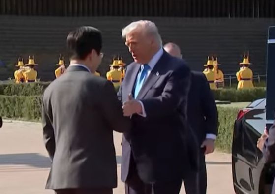 이재명 대통령이 29일 정상회담을 위해 국립경주박물관에 도착한 도널드 트럼프 대통령과 인사 나누고 있다. 사진 YTN 캡처