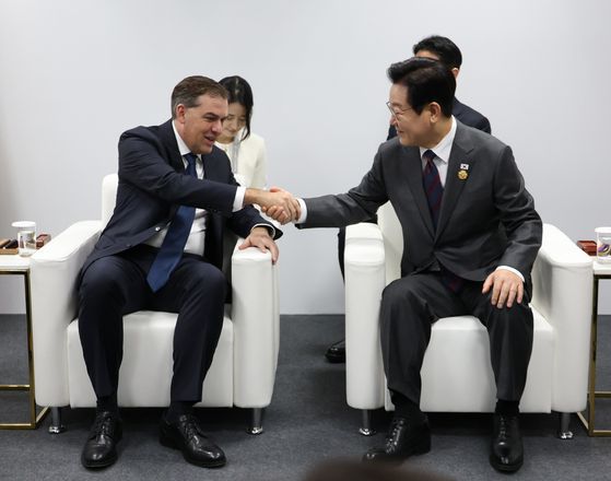 이재명 대통령이 29일 경북 경주예술의전당에서 열린 글로벌 기업투자 파트너십에서 참석자들과 인사를 나누고 있다. 전민규 기자