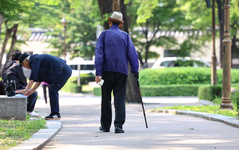 서울 종로구 탑골공원에서 한 노인이 지팡이를 짚고 이동하고 있다. 뉴스1