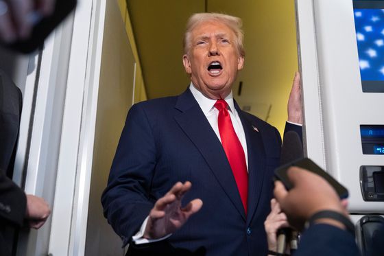 도널드 트럼프 미국 대통령이 30일 아시아 순방을 마치고 미국으로 돌아오는 전용기에서 약식 기자회견을 진행하는 모습, AP, 연합뉴스