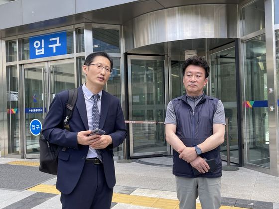 '이춘재 연쇄살인 사건' 중 9차 사건 용의자로 몰렸다가 또 다른 성범죄 사건에 연루돼 징역형을 선고받았던 고(故) 윤동일씨 친형인 윤동기씨(오른쪽)와 재심사건 변호인인 박준영 변호사가 취재진과 인터뷰하고 있다. 연합뉴스