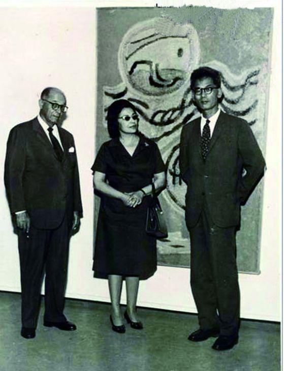 1963년 상파울루 비엔날레에서 김환기(오른쪽)가 자신의 출품작 ‘구름과 달’ 앞에 비엔날레 설립자 치칠로 마타라조(맨 왼쪽)와 함께 섰다. 이후 그의 화폭에서는 형상이 사라져간다. [사진 (재)환기재단·환기미술관]