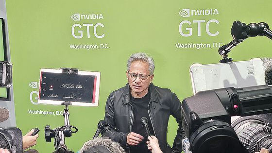 젠슨 황 엔비디아 최고경영자(CEO)가 28일(현지시간) 미국 워싱턴 DC 월터 E 컨벤션센터에서 개최한 기술 컨퍼런스 ‘GTC 2025’에서 기자들과 만나 취재진 질문에 답하고 있다. 워싱턴=김형구 특파원