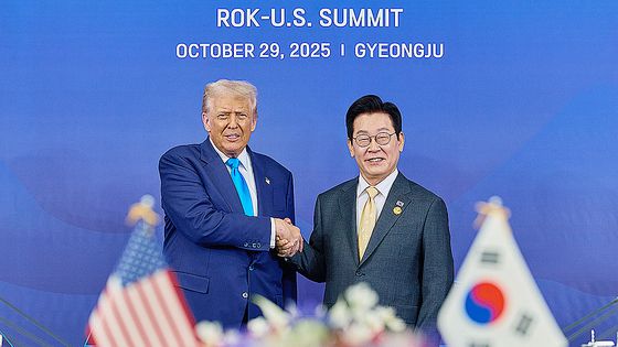 이재명 대통령이 29일 경북 경주국립박물관에서 열린 한미 정상회담 확대오찬회담에 트럼프 미국 대통령과 악수를 하고 있다. /2025.10.29 대통령실 제공