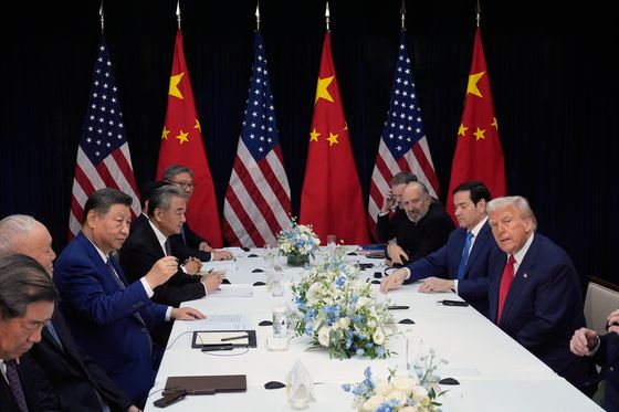 도널드 트럼프 미국 대통령이 30일 미ㆍ중 정상회담을 마친 뒤 미국으로 향하는 대통령 전용기 에어포스원 기내에서 기자들과 대화하고 있다. 로이터=연합뉴스