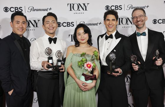 지난 1월 제78회 토니상 시상식에서 윌 애런슨(맨 오른쪽)을 비롯한 '어쩌면 해피엔딩' 제작진과 출연 배우들이 포즈를 취한 모습. 로이터=연합뉴스.