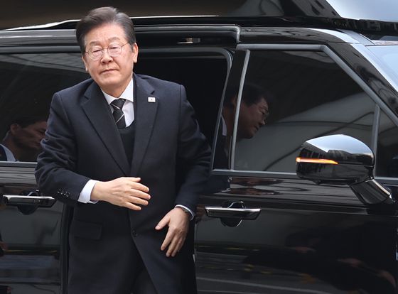 이재명 대통령이 지난 4월 1일 서울 서초구 서울중앙지법에서 열린 '대장동·위례·백현동·성남FC 사건' 1심 공판에 출석하기 위해 차에서 내리고 있다. 연합뉴스