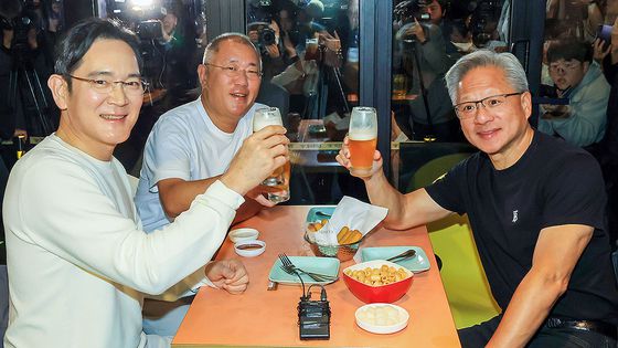 젠슨 황 엔비디아 최고경영자(CEO)가 30일 오후 서울 강남구 삼성역 인근 깐부치킨 매장에서 이재용 삼성그룹 회장, 정의선 현대차그룹 회장과 치킨 회동을 하고 있다. 김경록 기자