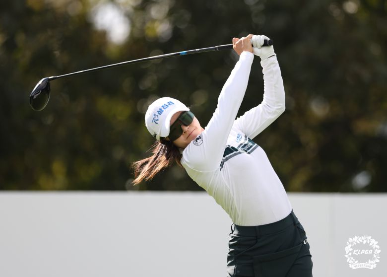 KLPGA 에쓰오일 챔피언십 선두를 달리는 고지원. [사진 KLPGA]