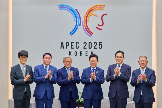 젠슨 황 엔비디아 최고경영자(CEO)가 31일 경북 경주시 경주예술의전당에서 열린 'APEC CEO 서밋' 마지막 특별 세션에서 연설하고 있다. [뉴스1]