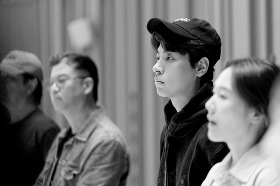 공연 '라이프 오브 파이'에 출연하는 배우 박정민이 대본 리딩을 하고 있다. 사진 에스엔코