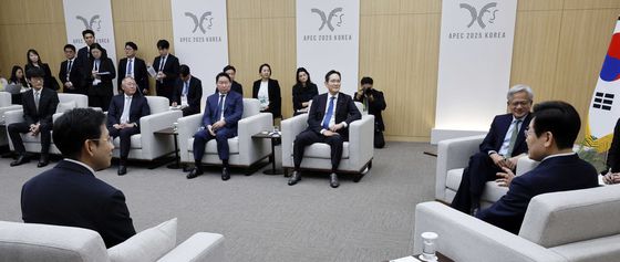 이재명 대통령이 31일 APEC 정상회의장인 경주화백컨벤션센터에서 젠슨황 엔비디아 최고경영자를 접견하고 있다. 이재용 삼성전자 회장, 최태원 SK그룹 회장, 정의선 현대차 회장, 이해진 네이버 의장이 함께 참석했다. 대통령실사진기자단