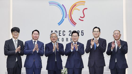 이재명 대통령이 31일 경북 경주화백컨벤션센터(HICO)에서 젠슨 황 엔비디아 최고경영자(CEO)를 접견하며 참석자들과 기념촬영을 하고 있다. 왼쪽부터 이해진 네이버 이사회 의장, 최태원 SK그룹 회장, 젠슨 황 CEO, 이 대통령, 이재용 삼성전자 회장, 정의선 현대자동차그룹 회장. 전민규 기자