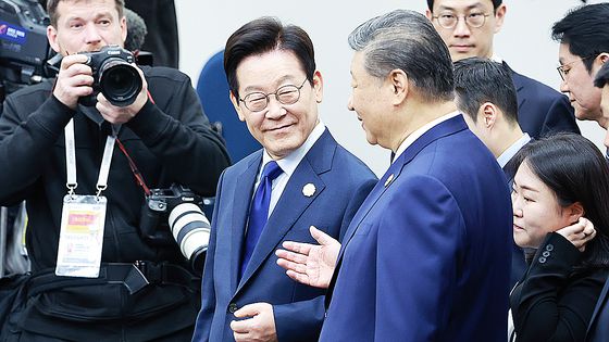 이재명 대통령이 31일 경주화백컨벤션센터(HICO)에서 열린 2025 아시아태평양경제협력체(APEC) 정상회의 제1세션에서 발언을 마친 뒤 크리스탈리나 게오르기에바 국제통화기금(IMF) 총재에게 발언권을 넘기고 있다. 연합뉴스