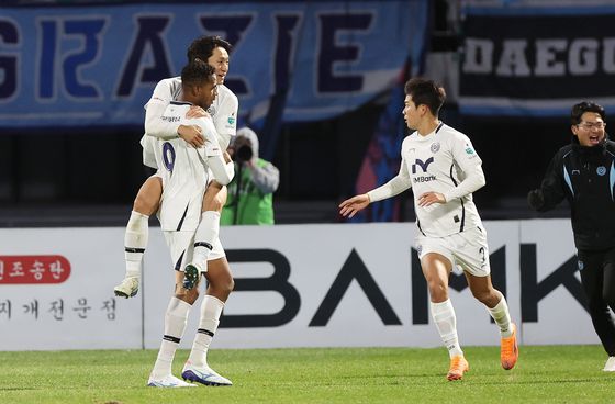 2일 경기도 수원종합운동장에서 열린 '하나은행 K리그 1' 수원FC와 대구FC의 경기. 골을 넣은 대구FC 에드가가 기뻐하고 있다. 연합뉴스