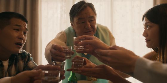 영화 '라리랑'은 미국 LA에 사는 한인 가족의 명절 소동극을 통해 가부장제, 세대 갈등을 코믹하게 다룬다. 사진 누리픽쳐스