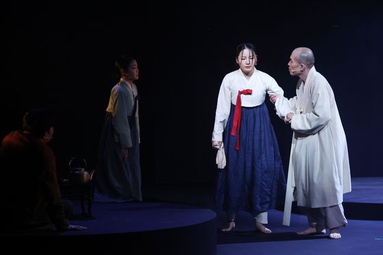 소리극 '서편제; 디 오리니절'에서 아비가 눈먼 딸을 부축하는 모습. 연합뉴스