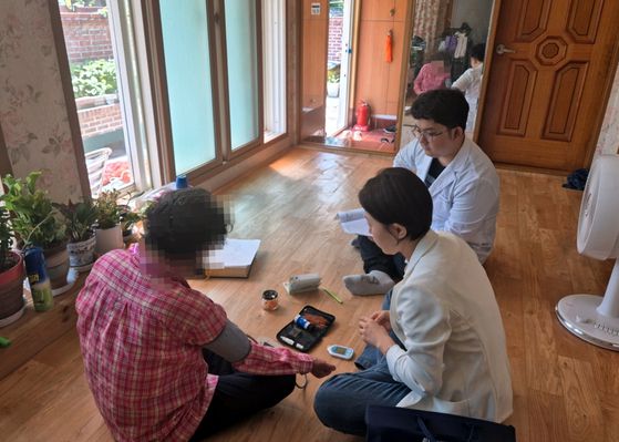 전남 고흥군은 ‘가정방문 노인전담 주치의 제도’를 전국 최초로 시행해 현재까지 운영하고 있다. 사진은 지역 어르신 대상 의료 봉사하는 모습. 사진 고흥군