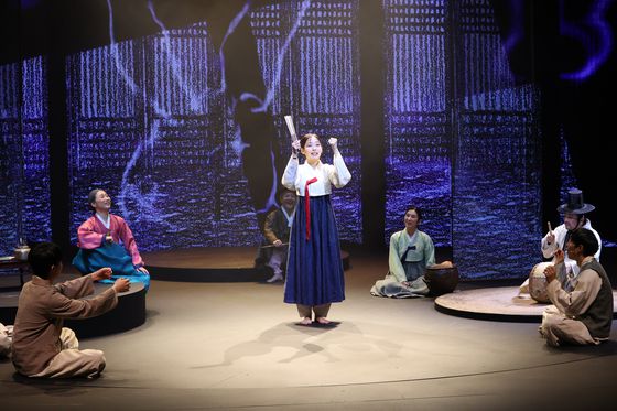 소리극 '서편제; 디 오리지널'은 소리북과 소리꾼의 소리만으로 150분간 무대를 가득 채운다. 연합뉴스