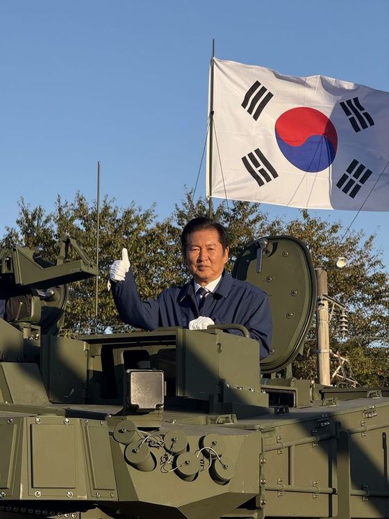 정청래 더불어민주당 대표가 27일 오후 경남 창원시 현대로템 창원공장에서 열린 국회 국방위 국정감사 현장시찰에서 장갑차를 시승하고 있다.