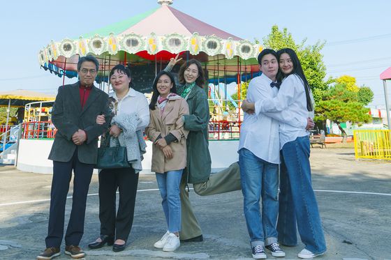 영화 '비밀일 수밖에'는 자신의 비밀을 감추고 살던 정하(장영남)가 아들 진우(류경수) 커플과 예비 사돈의 갑작스런 방문으로 인해 일상에 균열이 가는 과정을 그린 블랙 코미디다.  사진 슈아픽처스, AD406