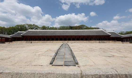 지난 4월 약 5년 간의 보수 작업을 마치고 새단장해 개방된 종묘 정전의 모습. 종묘는 조선 역대 왕과 왕비 등의 신주(죽은 사람의 위패)를 모신 제례 공간으로 1995년엔 유네스코 세계유산에 등재됐다. 뉴스1