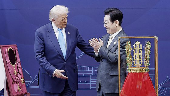 강동길 해군참모총장이 지난달 30일 국회에서 열린 국방위원회 2025년도 종합 국정감사에 출석해 한·미 정상회담에서 논의된 핵추진 잠수함 건조와 관련한 의원 질의에 답하고 있다. 연합뉴스.