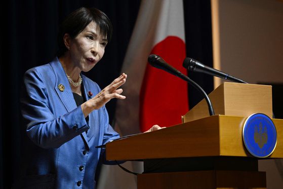 다카이치 사나에 일본 총리가 1일 경주에서 열린 2025 아시아태평양경제협력체(APEC) 정상회의 후 기자회견을 갖고 있다. AFP=연합뉴스