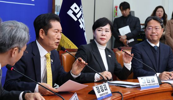 송언석 국민의힘 원내대표(왼쪽)가 4일 국회에서 열린 최고위원회의에서 모두발언을 하고 있다. 임현동 기자