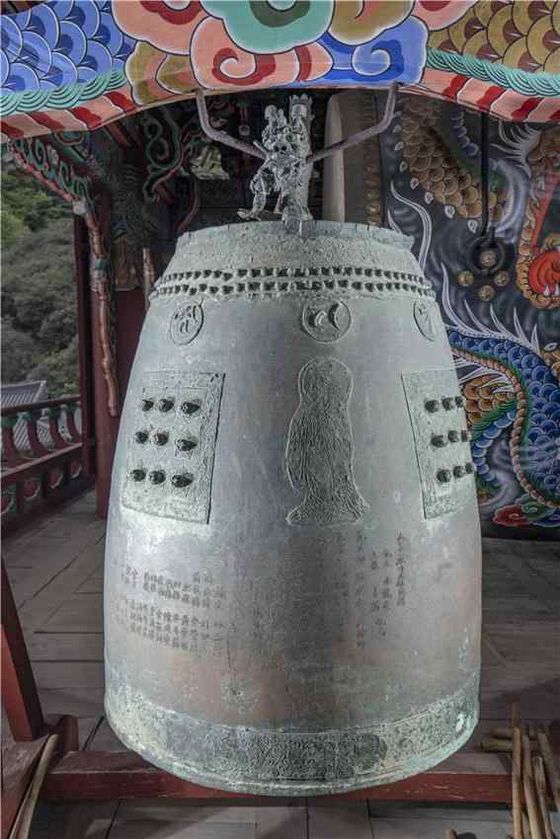 국가유산청은 조선 후기 동종 중 대형 작품임에도 불구하고 주조 상태가 매우 양호하며 조형적 균형미가 뛰어나 예술적 가치가 높은 '구례 화엄사 동종' 등 문화유산을 7건을 보물로 각각 지정할 계획이라고 3일 밝혔다. 사진은 '구례 화엄사 동종'. 사진 국가유산청