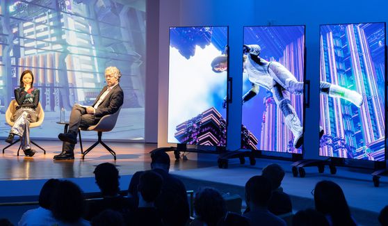 LG 구겐하임 어워드 수상을 계기로 지난 7월 뉴욕 구겐하임 미술관에서 냇 트로트먼 큐레이터(오른쪽)와 대담하는 김아영. 사진 LG전자