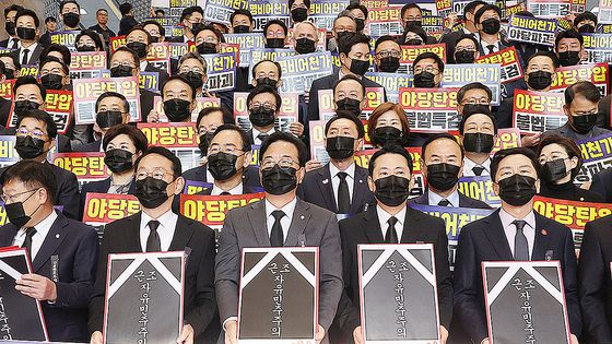 이재명 대통령이 4일 오전 서울 여의도 국회에서 시정연설을 위해 이동하는 가운데 국민의힘 의원들이 검은 양복과 넥타이를 메고 마스크를 착용한 채 침묵시위를 하고 있다. 임현동 기자