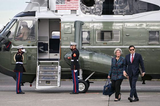 마코 루비오 미 국무장관 수지 와일스 백악관 비서실장이 지난달 29일 일본 도쿄 하네다 공항에서 한국행 전용기에 오르기 전에 나란히 걷고 있다. AFP=연합뉴스